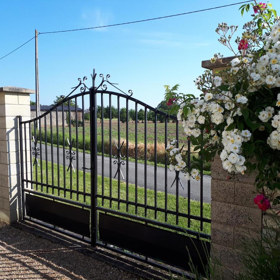 Gite Et Chambres D'Hotes Le Chene Billault Pouant Exteriör bild