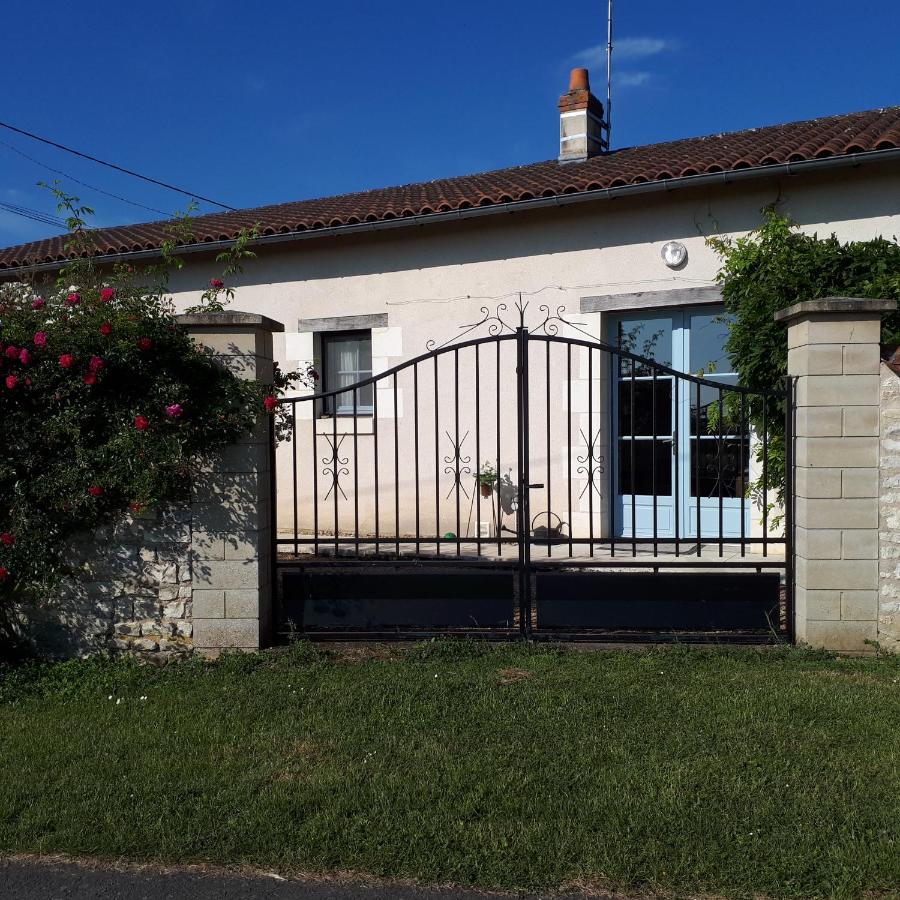 Gite Et Chambres D'Hotes Le Chene Billault Pouant Exteriör bild