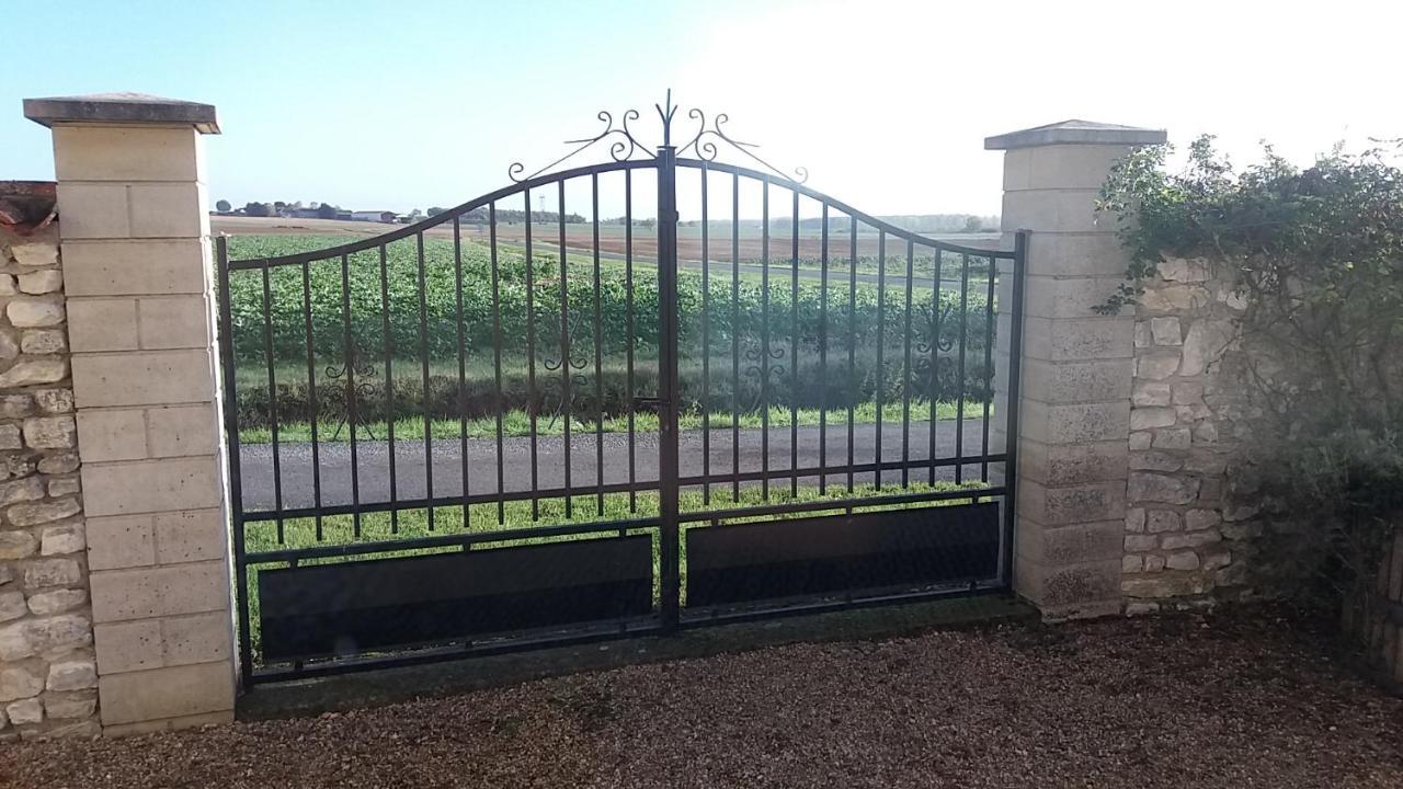 Gite Et Chambres D'Hotes Le Chene Billault Pouant Exteriör bild